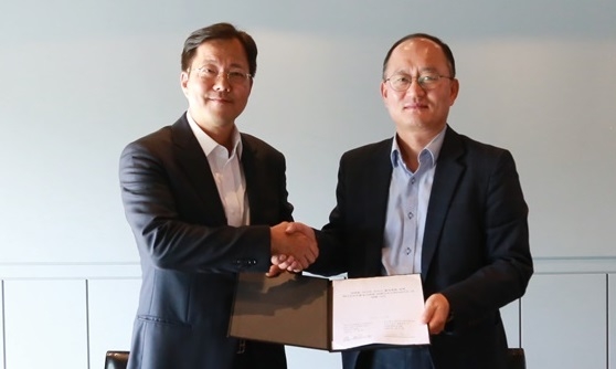 와이즈오토 이병한 회장(왼쪽)과 KT스카이라이프 강국현 사장.