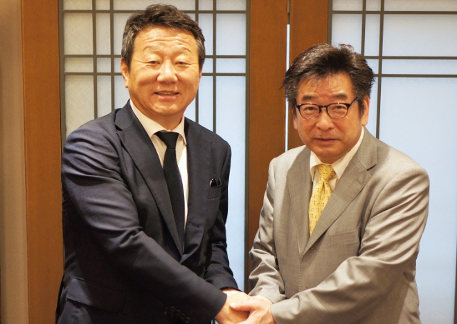 금강학교 이사장 선임 직후, 아프로서비스그룹 최윤 회장(왼쪽)과 금강학교 조영길 전 이사장(오른쪽)이 악수를 나누고 있다. / 사진 = OK저축은행
