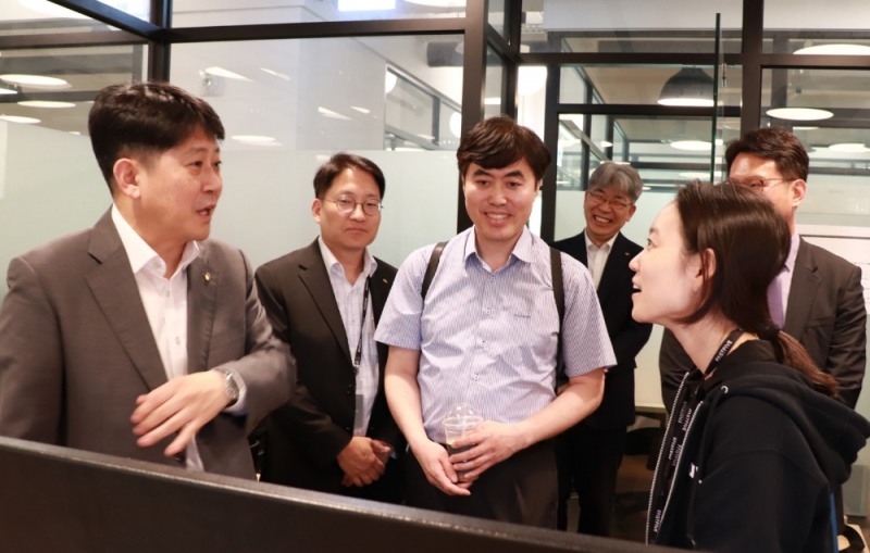 (왼쪽부터) 금융감독원 유광열 수석부원장, KB이노베이션허브 안병욱 팀장, 금융감독원 장경운 핀테크혁신실장, KB금융지주 디지털혁신총괄 한동환 전무, 핀다 이혜민 대표가 환담을 나누고 있다. / 사진= KB금융지주