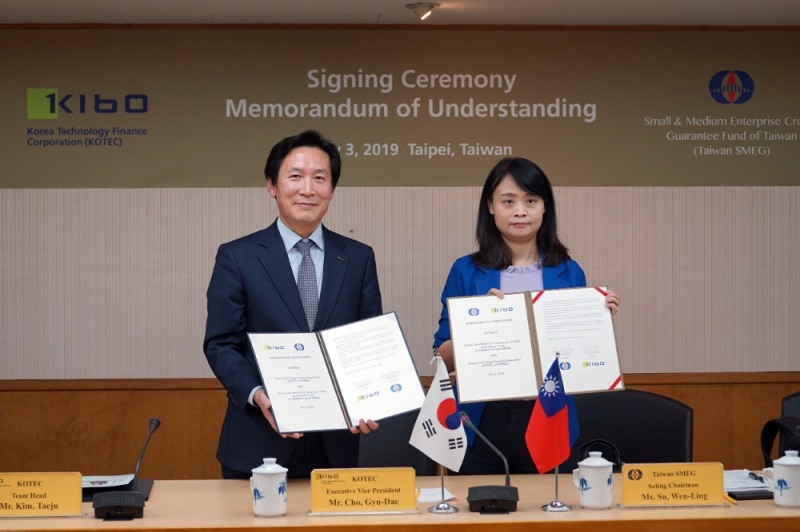 (왼쪽부터) 조규대 기보 전무이사, 수원링 대만 중소기업신용보증기금 이사장 직무대행이 협약식 후 기념촬영을 하고 있다./사진=기술보증기금