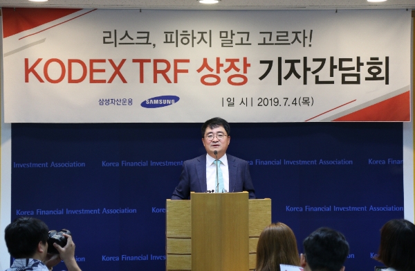 문경석 삼성자산운용 패시브운용본부 본부장이 4일 서울 여의도 금융투자협회에서 열린 'KODEX TRF ETF 3종' 출시 기자간담회에서 TRF(Target-Risk Fund) 상장지수펀드(ETF) 시리즈 3종을 발표하고 있다./ 사진=금융투자협회