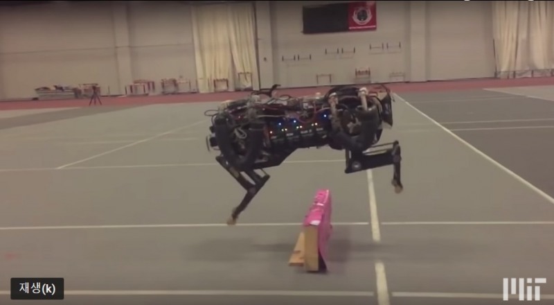 △MIT 생체 모방 로봇 연구소 홈페이지에 등록된 치타 로봇의 실험 영상 중 일부. 장애물 넘기를 시험하고 있다/사진=오승혁 기자(자료 편집)