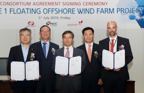 표영준 동서발전 사업본부장, 송철호 울산시장, 백오규 석유공사 탐사생산본부장, 양수영 석유공사 사장, Stephen Bull 에퀴노르 부사장(왼쪽부터)이 5일 해상풍력발전사업 컨소시엄 서명식을 가졌다(사진=한국석유공사)