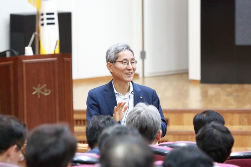 5일 KB국민은행 일산연수원에서 개최한 '2019 년 하반기 그룹 경영진 워크숍'에서 KB금융그룹 윤종규 회장이 각 계열사 대표이사 및 임원 등을 대상으로 강연을 하고 있다. / 사진= KB금융지주