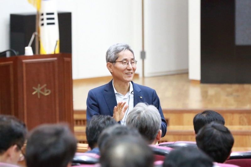 5일 KB국민은행 일산연수원에서 개최한 '2019 년 하반기 그룹 경영진 워크숍'에서 KB금융그룹 윤종규 회장이 각 계열사 대표이사 및 임원 등을 대상으로 강연을 하고 있다.  / 사진= KB금융지주