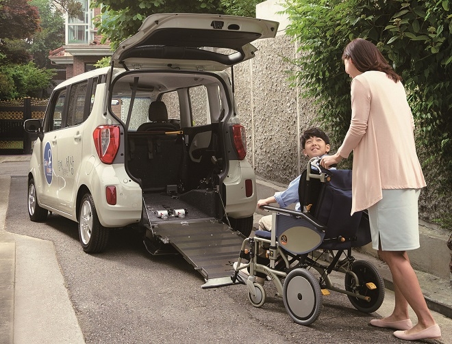 기아차 레이를 활용해 이지무브에서 개발·제작한 후방 진입형 슬로프 차량. (사진=현대차그룹)