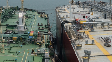 SK트레이딩인터내셔널의 임차한 선박(왼쪽)이 해상 블렌딩을 위한 중유를 다른 유조선(오른쪽)에서 수급 받고 있다(사진=SK이노베이션)