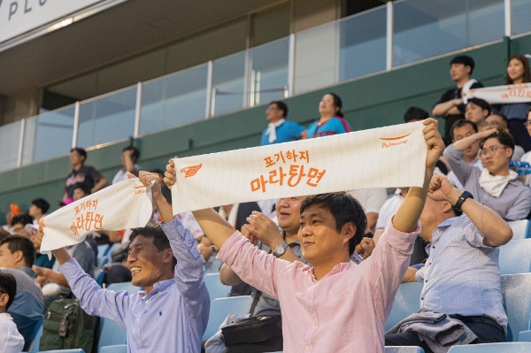 지난 5일 대전 한화생명이글스파크를 찾은 풀무원 임직원 100여명이 끝까지 포기하지 말라는 메시지를 전하며 한화이글스의 승리를 위해 열띤 응원을 펼치고 있다. /사진제공=풀무원식품