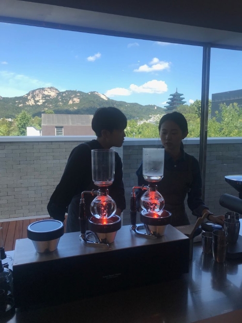 블루보틀 삼청점 3층의 스탠드 바. 바리스타들이 사이폰 커피를 내리고 있다. /사진=구혜린 기자