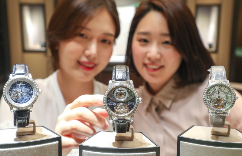 9일 오전 현대백화점 압구정본점 2층 예거 르쿨트르 매장에서 국내 단독으로 선보이는 시계 3점(왼쪽부터 '마스터 그랑 트래디션 투르비옹', '마스터 자이로 투르비옹', '랑데부 투르비옹' 순)을 소개하고 있다. /사진제공=현대백화점