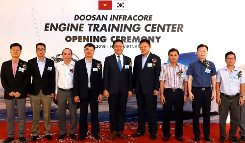 유준호 두산인프라코어 엔진BG 부사장(가운데)과 베트남 딜러사, 버스 제조 및 운수 업체 대표자 등 주요 참석자들이 기념 사진을 촬영하고 있다(사진=두산인프라코어)