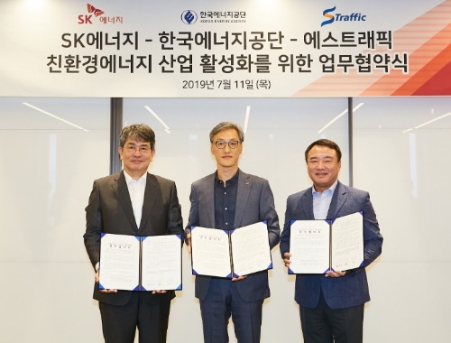 조경목 SK에너지 사장(가운데)과 김창섭 한국에너지공단 이사장(왼쪽), 문찬종 에스트래픽 대표(오른쪽)가 ‘친환경 에너지 사업 활성화’를 위한 MOU를 체결했다(사진=SK이노베이션)