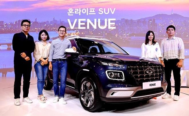 (왼쪽부터)매거진 VENUE 박지호 편집장, 현대차 배예랑 사원, 현대차 이광국 부사장, 현대차 전지은 연구원, 현대차 정우영 연구원.