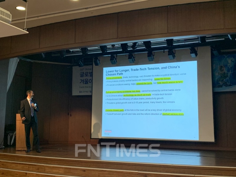 숀로치 S&P 아태지역 수석 이코노미스트가 11일 은행회관 2층에서 열린 '글로벌 경제의 대립구도 속 신용위험: 겨울이 오고 있는가?'에서 발표를 하고 있다./사진=전하경 기자