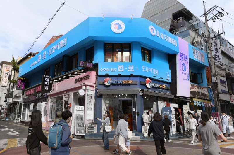 옛날 감성을 현대적으로 재해석한 포차 콘셉트로 20대에게 호응을 얻은 하이트진로의 두꺼비집 전경. /사진제공=하이트진로