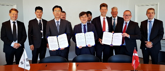 최동규 대우조선해양 상무(앞줄 가운데)와 비야네 폴다게르 MAN-ES사 CEO(앞줄 맨오른쪽), 박달우 HSD엔진 상무(앞줄 왼쪽)가 ‘선박 엔진의 디지털화’ 연구 개발 관련 업무협약을 체결했다(사진=대우조선해양)
