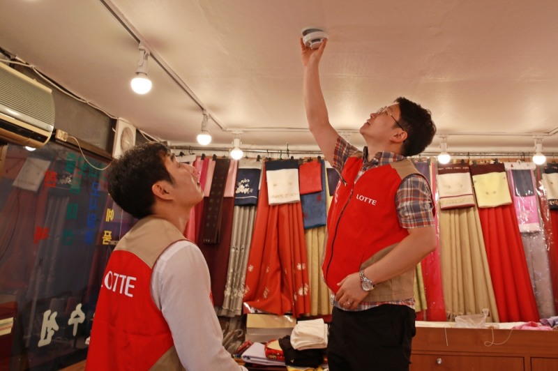 롯데물산 소방안전팀 직원들이 화재감지기를 점검하고 있다. /사진제공=롯데물산