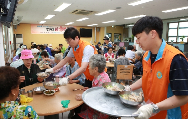 ▲한국거래소 및 KRX 국민행복재단 임직원들이 부산 남구 감만종합사회복지관에서 어르신들께 삼계탕을 배식하는 봉사활동을 하고 있다./ 사진=한국거래소