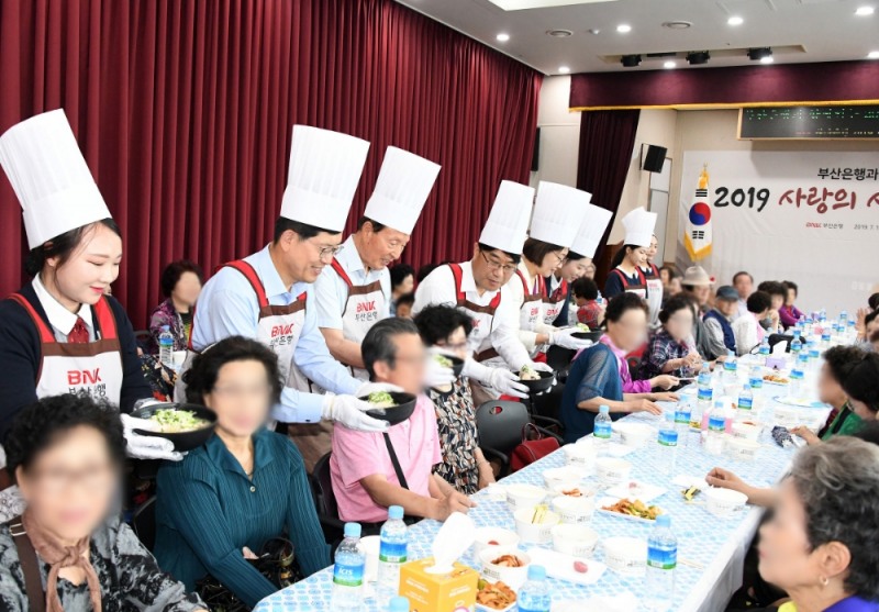 (왼쪽에서 두번째부터) 빈대인 부산은행장, 문우택 대한노인회 부산광역시연합회 회장 12일 초복을 맞아 부산광역시 노인회관(부산진구 전포동 소재)에서 ‘사랑의 삼계탕 나눔’ 행사를 실시했다./사진=부산은행