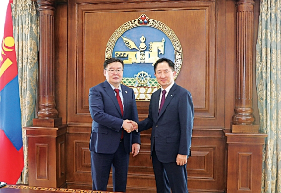 ▲ 이진국 하나금융투자 사장(오른쪽)이 검버자브 잔당샤트르 몽골 국회의장과 기념 촬영을 하고 있다.