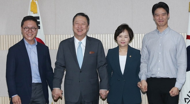 (왼쪽부터) 김기웅 심플프로젝트컴퍼니 대표, 박용만 대한상의 회장, 이의경 식약처장, 양승만 그래잇 대표. (사진=대한상의)
