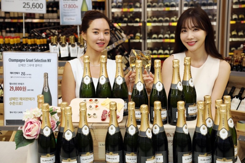 15일 오전 이마트 용산점에서 모델들이 초특가 샴페인 '샴페인 그루에'를 소개하고 있다. /사진제공=이마트