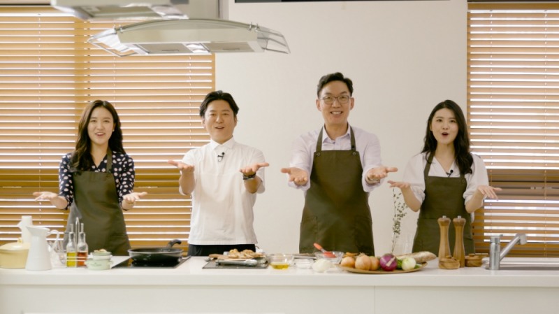 강레오 셰프(왼쪽에서 두번째), 이대훈 농협은행장(왼쪽에서 세번째)이 양파, 마늘 농가를 응원하는 '우리 양파·마늘을 부탁해' 영상./사진=농협은행