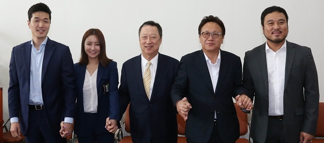 (왼쪽부터) 김성준 렌딧 대표, 손보미 콰라소프트 대표, 박용만 대한상의 회장, 민병두 정무위원장, 류준우 보맵 대표. (사진=대한상의)