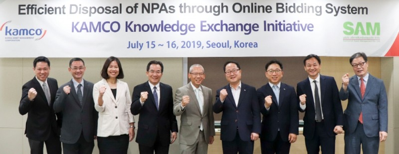 '효율적인 공공자산 처분을 위한 온라인 공공자산 거래시스템(온비드) 연수'에서 남궁 영 캠코 공공개발본부장(오른쪽에서 네번째)과 니욧 마사비숫(Niyot Masavisut) 태국자산관리공사(SAM) 사장(오른쪽에서 다섯번째)이 관계자들과 함께 사진촬영을 하고 있다./사진=캠코