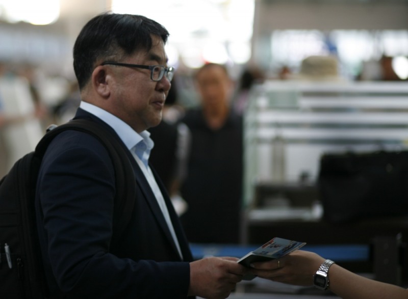 16일 인천국제공항에서 김동섭 SK하이닉스 사장이 일본으로 출국하고 있다. (사진=SK하이닉스)