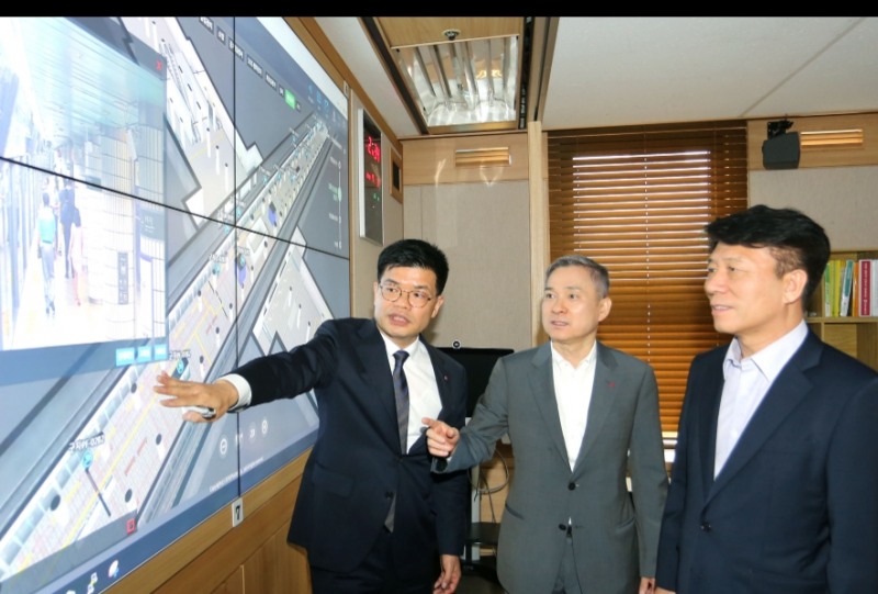 △하현회 LG유플러스 부회장이 서울교통공사와 진행하는 스마트 스테이션 사업의 시연을 참관하고 있다/사진=오승혁 기자(자료 편집)