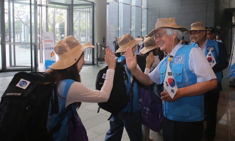 김태오 DGB금융 회장(오른쪽)이 제3이 DGB금융 글로벌 봉사원정대를 격려하고 있다./사진=DGB금융그룹