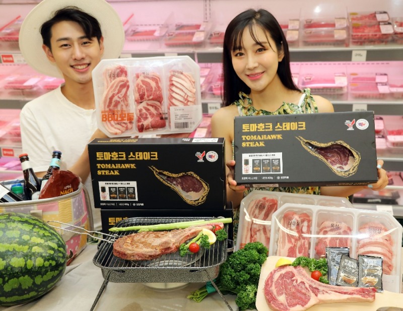 17일 오전 이마트 성수점 축산 코너에서 모델들이 바비큐(BBQ)용 토마호크 스테이크, BBQ 돼지고기 모둠 상품 등을 소개하고 있다. /사진제공=이마트