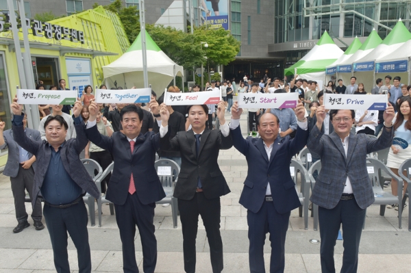 ▲지난 6월29일 영등포구 타임스퀘어에서 진행된 IT벤처 스타트업 취업박람회 자리에서 (왼쪽부터) 정현곤 청년과미래 이사장, 정지석 코스콤 사장, 김종서 청년과미래 기획총장, 윤준용 영등포구의회의장, 채현일 영등포구청장이 참석해 행사 성공을 기원했다.