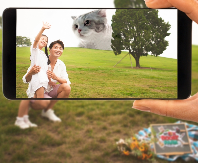 △올림픽공원 나홀로나무를 지나다가 스마트폰을 비추면 등장하는 AR 자이언트 캣의 모습/사진=SK텔레콤