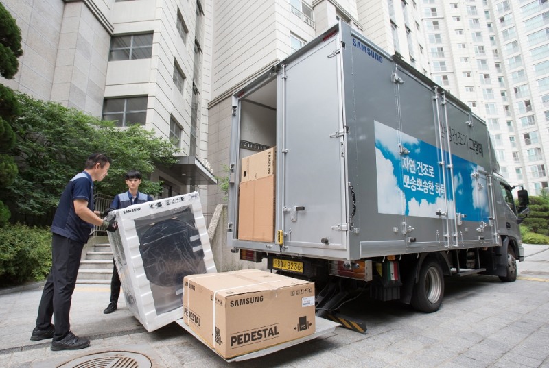 △판매 호조를 보이는 삼성전자 그랑데 건조기가 경기도 고양시 덕양구 한 가정에 배송되는 모습/사진=삼성전자