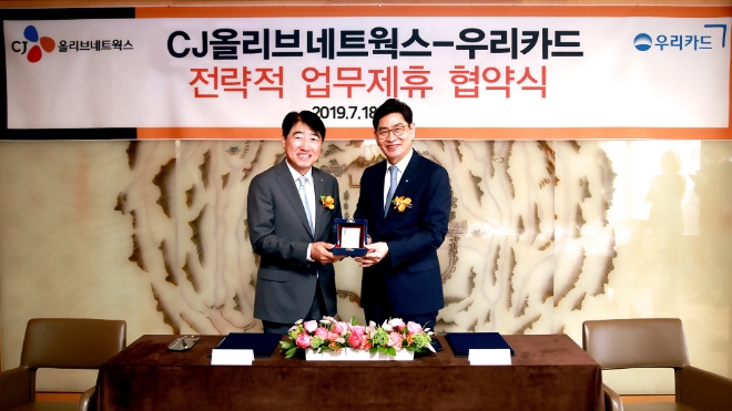 우리카드는 CJ올리브네트웍스와 공동 마케팅 추진을 위한 업무협약(MOU)을 체결했다고 18일 밝혔다. 우리카드는 다음달 초 CJ의 주요 브랜드 이용 시 캐시백 혜택을 제공하는 'CJ ONE 우리카드 체크'를 선보일 예정이다. 정원재 우리카드 사장(오른쪽)은 &quot;향후 양사의 노하우와 네트워크를 적극 활용해 차별화된 금융 서비스를 제공할 수 있도록 지속적으로 노력할 것&quot;이라고 강조했다. / 사진 = 우리카드