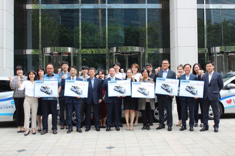 ▲앞열 좌측부터 울산동구종합사회복지관 이유진 사회복지사, 이정석 관장, 버드내노인복지관 이동훈 관장, IBK연금보험 홍순계 상근감사위원, 장주성 대표이사, 평택합정재가요양복지센터 장희영 센터장, 한아름재가노인지원센터 최순임 센터장, 갈월종합사회복지관 이정훈 관장, 광주공원노인복지센터 김광엽 센터장, IBK연금보험 송호준 경영지원본부장 / 사진=IBK연금보험