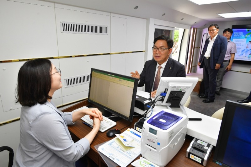 이대훈 은행장이 18일 리뉴얼한 이동점포 'NH Wings'를 방문하여 금융서비스를 직접 체험해 보고 있다./사진=농협은행