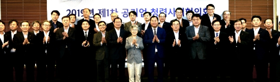 ▲김종갑 한전 사장과 박은정 국민권익위원장(가운데)을 포함한 ‘공기업청렴사회협의회’가 ‘공기업 청렴사회협약’을 19일 체결했다(사진=한전)