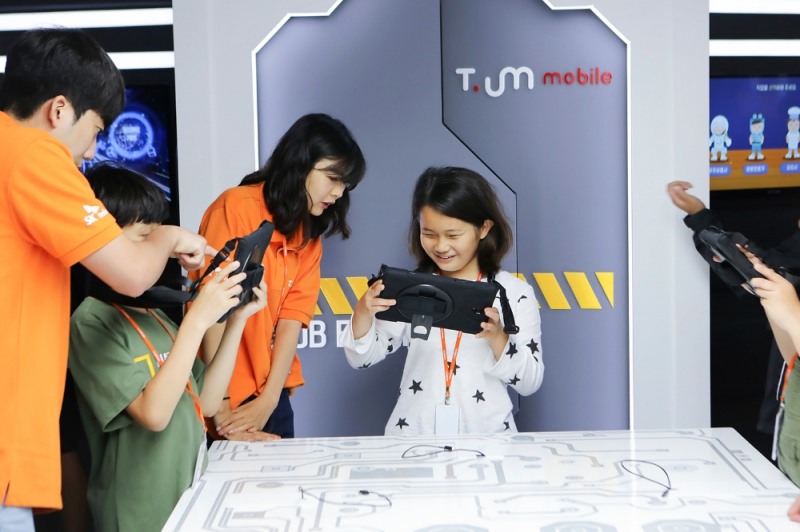 △서생초등학교 학생들이 미래 직업 연구소에서 증강현실 등 ICT 기술을 통해 다양한 직업을 체험하고 있다/사진=SK텔레콤