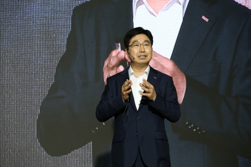 황윤철 경남은행장이 19일 본점 대강당에서 ‘2019년 하반기 경영전략회의’에서 CEO특강을 하고 있다./사진=경남은행