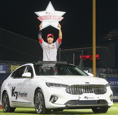 2019 KBO 올스타전 MVP로 선정된 한동민이 부상으로 받은 K7에서 포즈를 취하고 있다. (사진=기아차)