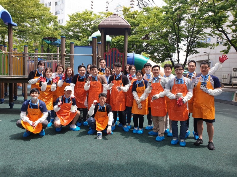 19일 롯데중앙연구소가 서울시 양천구 소재 ‘경인 어린이 공원’에서 임직원 25여명이 참석한 가운데 사회공헌활동을 실시했다. /사진제공=롯데지주