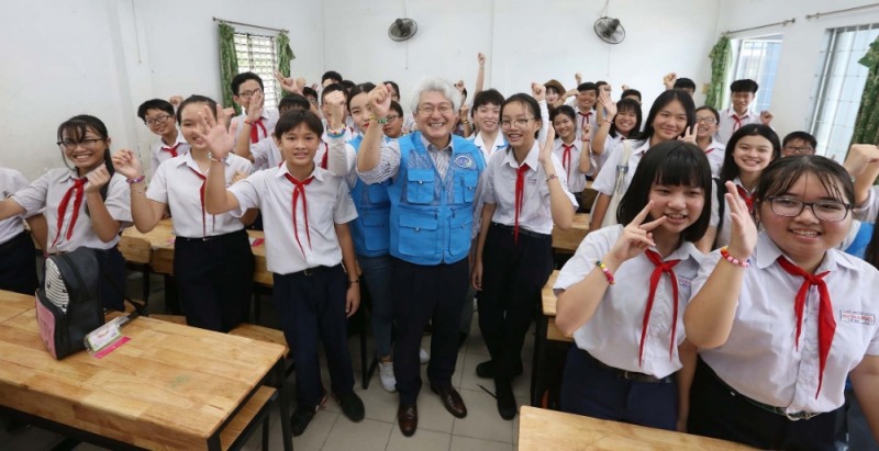 김태오 DGB금융 회장이 베트남 학생들과 팔찌 만들기를 했다. / 사진= DGB금융지주