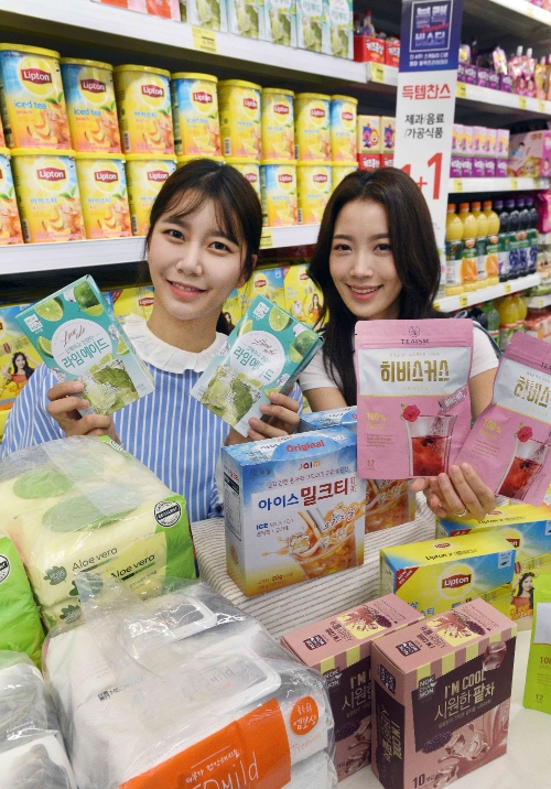 23일 서울 등촌동 홈플러스 강서점에서 모델들이 ‘1+1 득템찬스’ 행사 상품을 선보이고 있다. /사진제공=홈플러스