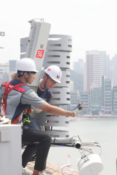 △KT 직원들이 부산 광안리 해수욕장에서 통신장비를 점검하고 있다/사진=KT 