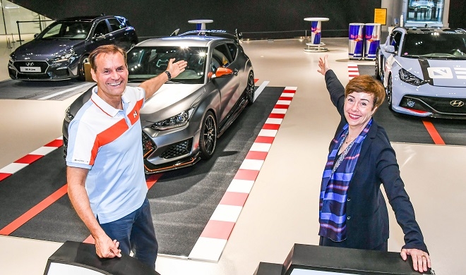 현대차 토마스 쉬미에라 부사장(왼쪽)과 코넬리아 슈나이더 상무가 현대모터스튜디오고양 고성능N 특별전시관을 소개하고 있다. (사진=현대차)