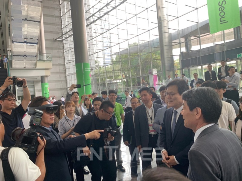 민병두 정무위원장이 코엑스 그랜드블룸에서 열린 넥스트라이즈2019 증강기술 부스에서 제품을 체험하고 있다./사진=전하경 기자