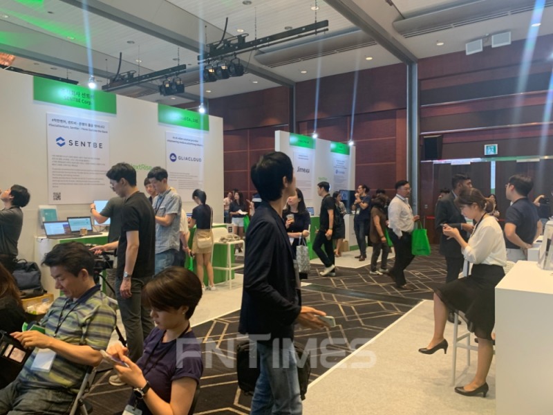 코엑스 그랜드블룸에서 열린 넥스트라이즈2019에서 참가자들이 스타트업 부스를 방문하고 모습./사진=전하경 기자